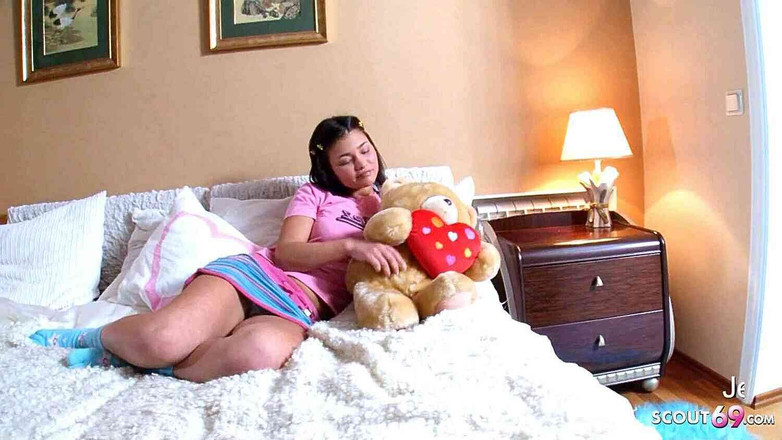 Full porn collection: デカチンのクラスメートに初めてのアナルセックスに誘惑された小柄な女の子