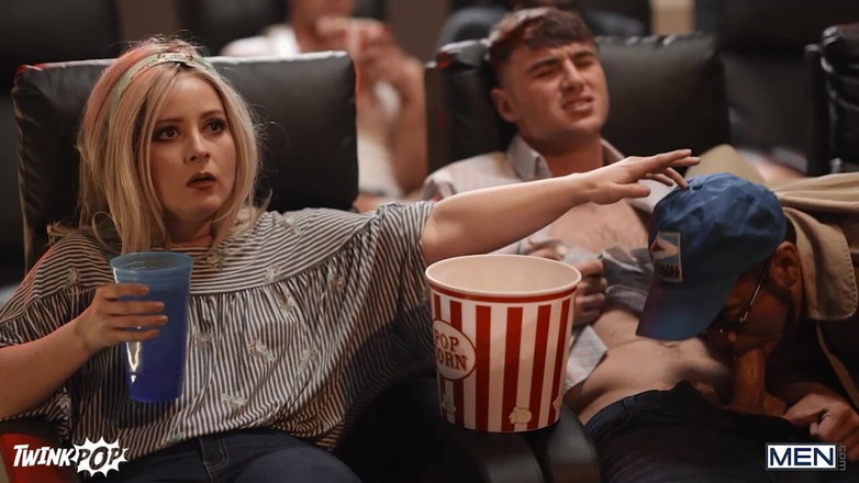 Twink pop studio: Twinkpop - Dante se faufile pour sucer la bite de Michael,...