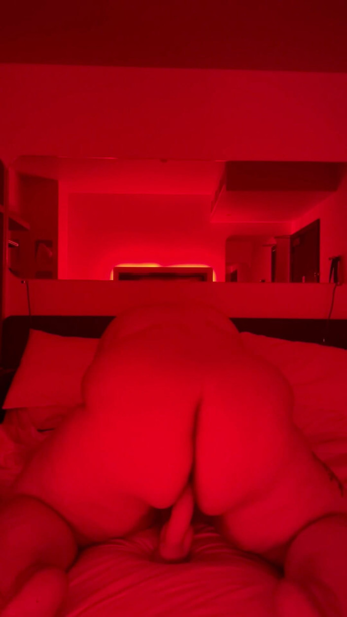 Quinnicide: 胖熟女骑乘假阳具