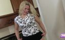 Huge Boobs MILF: Milf Zoey Tyler é uma puta elegante que adora ficar com...