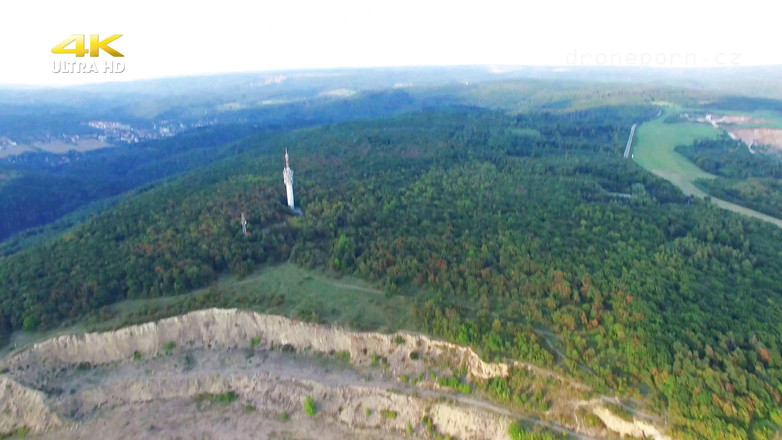 Peaches and Bananas: ヌーディストビーチのティーン ドローン撮影