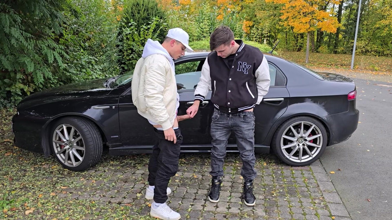 boyzxy212: हॉट युवा समलैंगिक लड़कों ने कार पार्क में बिना कंडोम सेक्स किया, चेहरे पर वीर्य शॉट के साथ