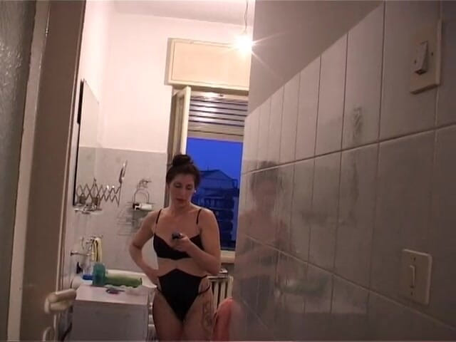 Just Great Ass: Regarde comme je déshabille cette salope de ma voisine !