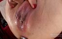 Mme Exhipassion: Pompând labii uriașe larg deschise de aproape cu dop anal,...
