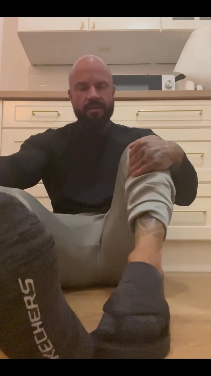 Jasons feet: 내 냄새 나는 플립플롭 냄새를 맡게 만들어