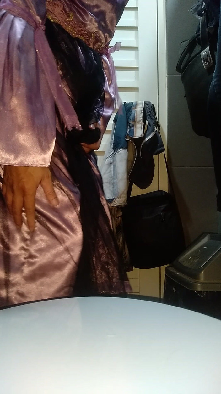 Naomisinka: Masturbando vestindo bonito e lindo satin longdress