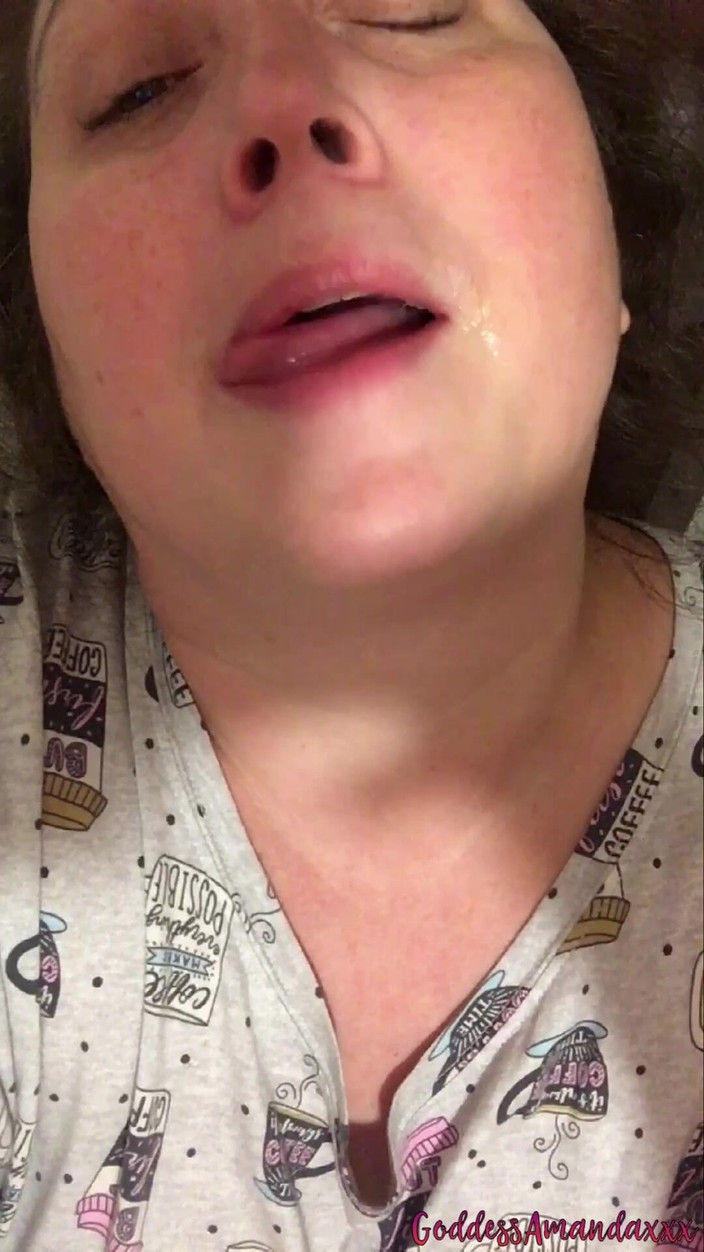 Goddess Amanda: 脇の毛を剃り、精液を飲み込む