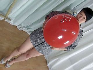 Yvette xtreme: Balloon popping
