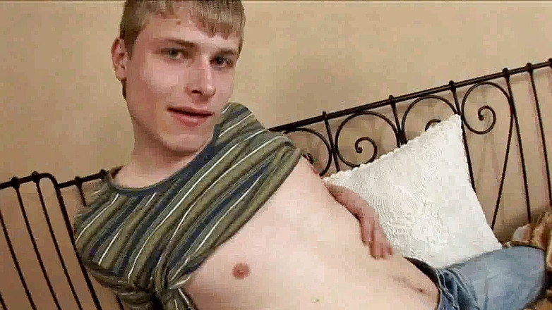 Crunch Boy: Cewek seksi rambut pirang ini lagi asik muasin memeknya sendirian