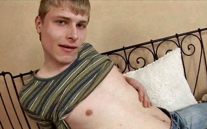 Crunch Boy: Cewek seksi rambut pirang ini lagi asik muasin memeknya sendirian