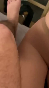 他撕破了我的连裤袜，让我在他的肛门上跳到他身上，直到他高潮