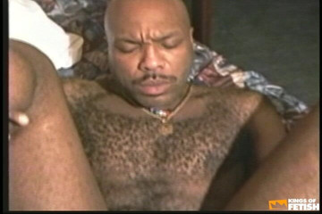 Gay Diaries: Deux blacks jouent avec leurs culs avant de se faire...