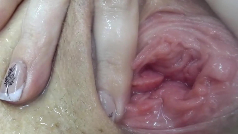 Nicolette69w: Zvlhčila při orgasmu a stříkala zblízka