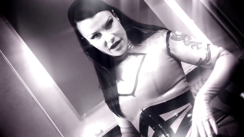 Bizare & Extreme: क्रॉसड्रेसर गुलाम मालकिन को चाटते हुए पेशाब करते हैं