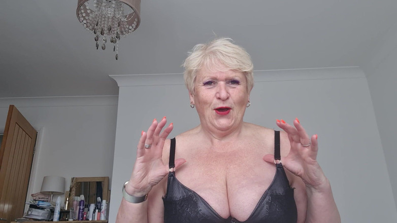 Uk Joolz: Ketika tukang pos menelepon sambil membuat klip khusus pantyhose buatan...