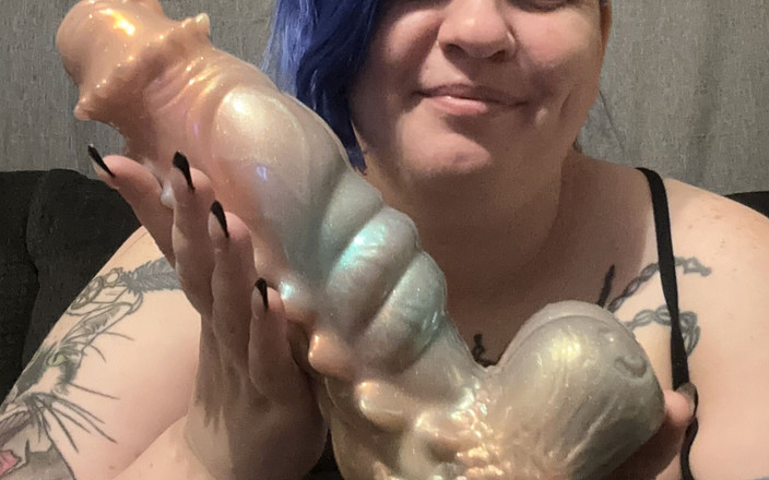 Miss quinn Cater: 巨大なディルドに乗って喘ぐ