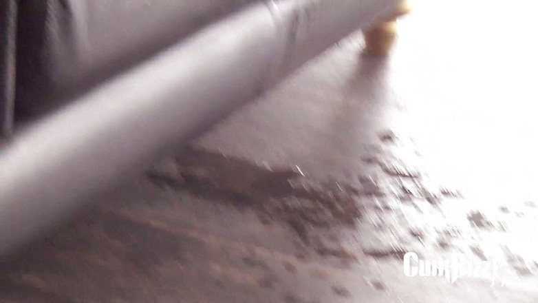 Cumbizz: Teenka poprvé stříká na velkém černém péru! Jaký nepořádek