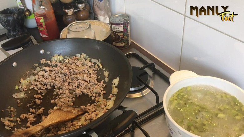 Manlyfoot: 和我一起做饭 - 墨西哥灵感早餐 - 射精脚袜系列 - manlyfoot