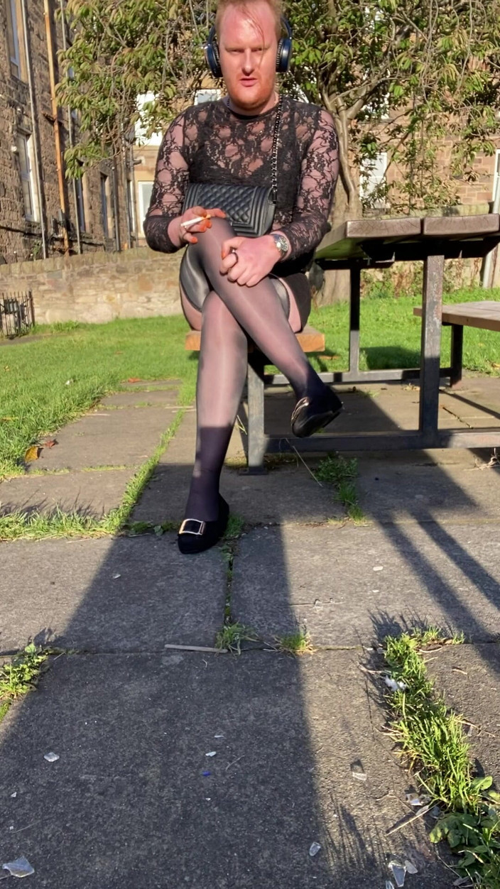 Ava Maxwell: Ava Maxwell ve veřejném parku lavicová hra a ukazování nohou