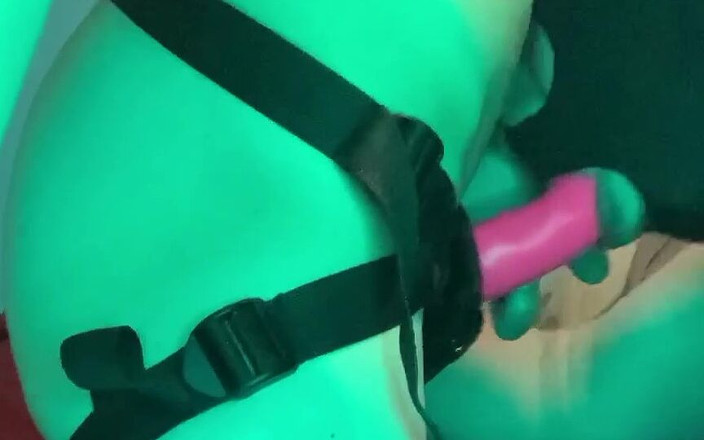 Angel Sky69: Gode ceinture et cul à bouche pour une finale