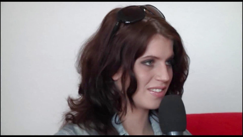 German amateur - 100% German hardcore videos: 黑发小妞被她的 bg 性交和射精