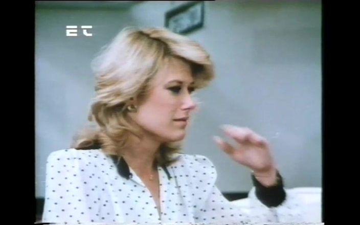 Vintage Usa: Memek berbulu dan toket aduhai sekretaris seksi ini dientot habis-habisan...