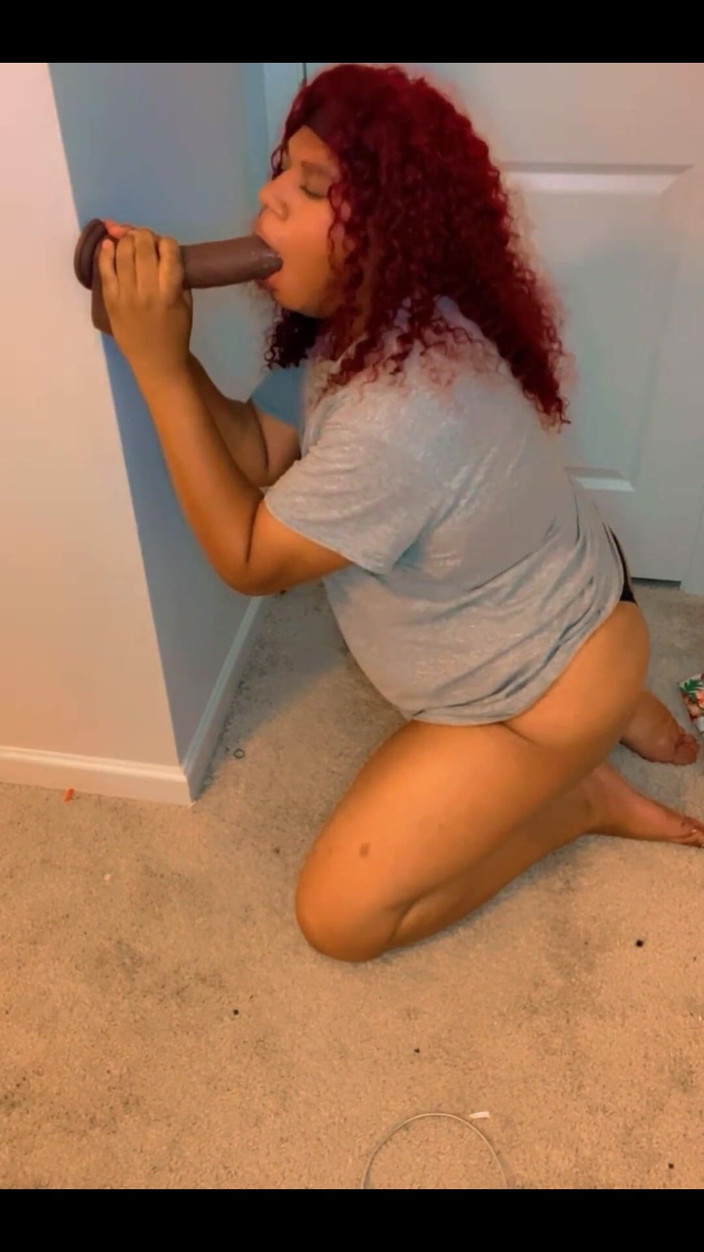 Hicktown_hoochi: À genoux, je suce un gode grosse bite noire