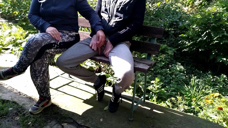 OurFetishLife: 我在街上把我的鸡巴托付给我的继母