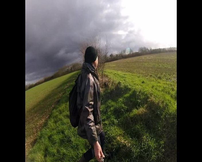 Andy: 穿着衣服外出散步