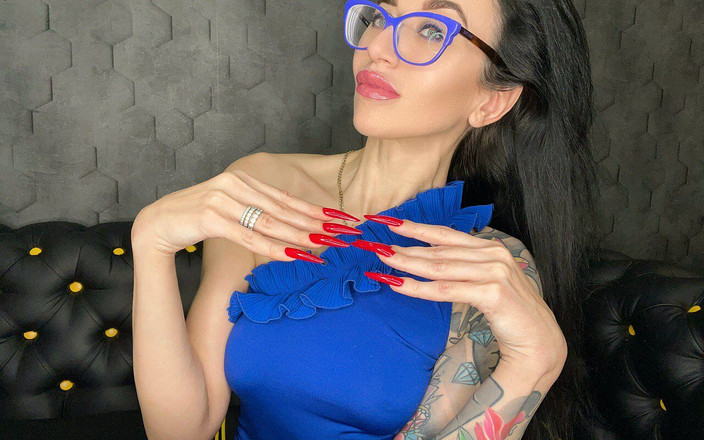 Julia domaina: Kuku merah panjang, jari panjang dan handjob dengan ludah