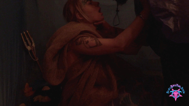 BleuBrutalRose: Gevangen zeemeermin wordt in haar keel geneukt door een kwaadaardige...