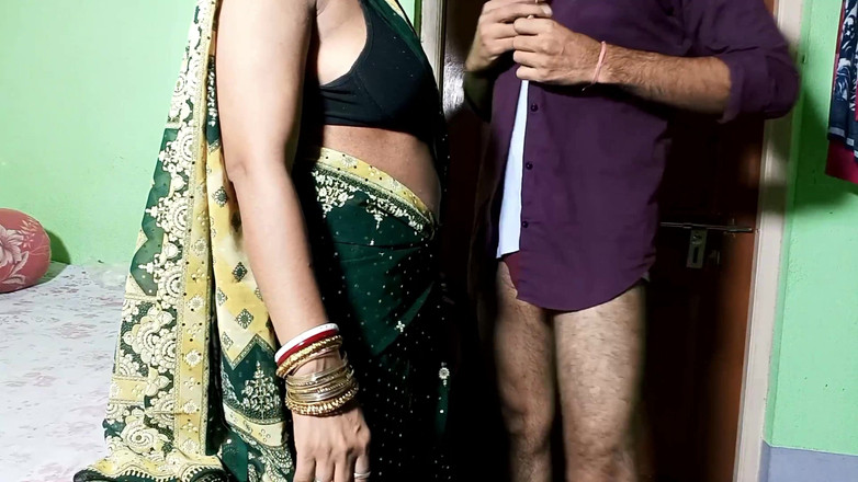 FireeCouple: Styvson knullade moster medan hon sy skjortknappar