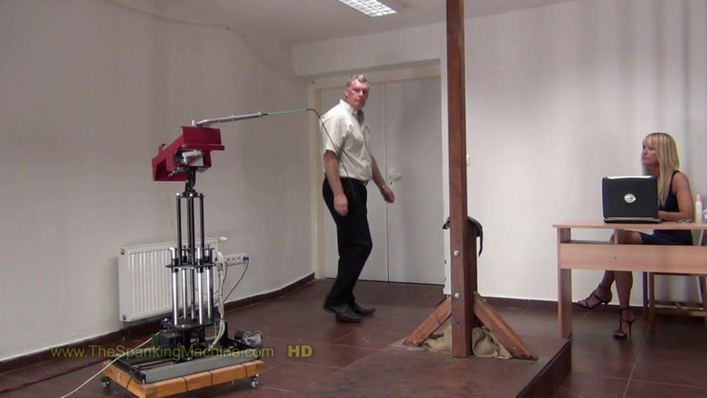 The Spanking Machine: Cora2 spanking-maschine - nackte rücken-peitsche