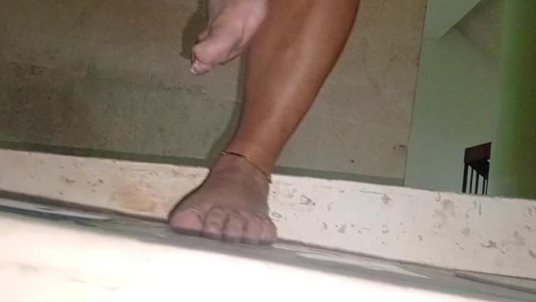 Milfta boohot: Fotfetisch min styvmamma modellerar dem i hotellpoolen