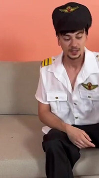 Pramugari Cantik Dengan Pantat Besar Mengongkek Juruterbang Selepas Penerbangan Panjang