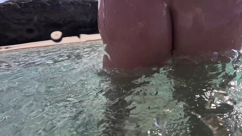 Emma Voyeur: Naakte milf zwemt met anale plug onder water