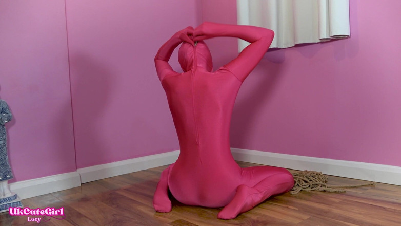 UKCuteGirl Lucy Lauren: Bondage con la corda per lucy in tuta di spandex...