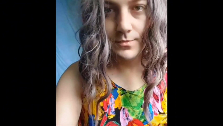 Kitty_Cross: मस्त ट्रांस ब्यूटी आरामदायक रसोई में चाय पकड़ रही है