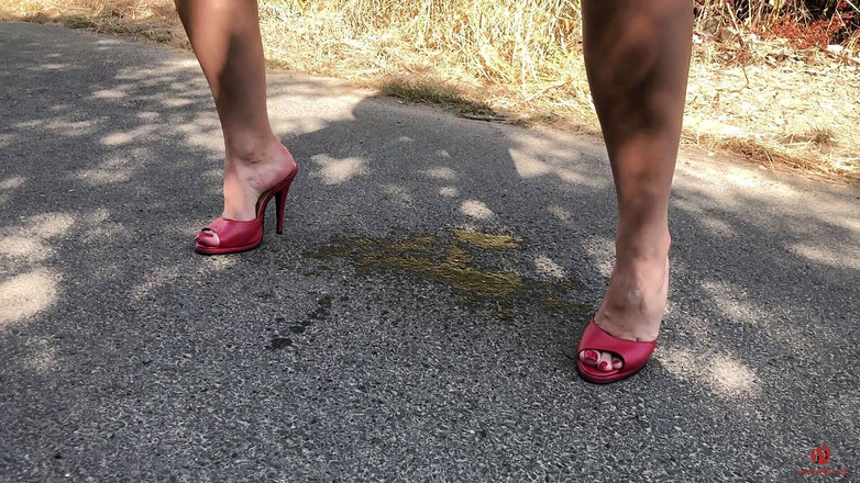 Goddess Lena: Orinado mientras camina