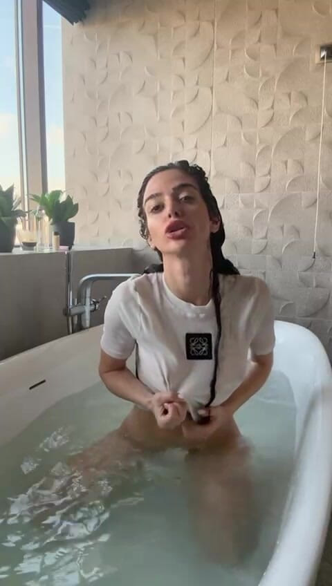 silicone_brunette: 욕조에서 당신을 괴롭히는 미스 젖은 티셔츠