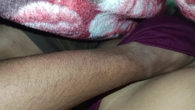 Raani16: 大学の寮で彼女のアソコを指で愛撫している