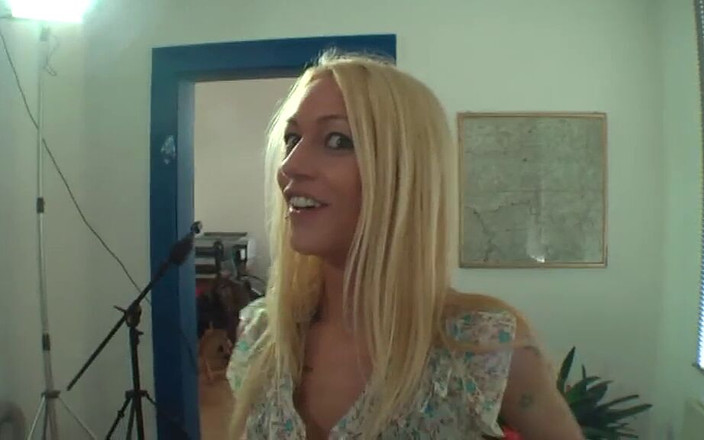 FoxyMedia: 長い髪と時折甘い笑顔を浮かべるブロンドの美女