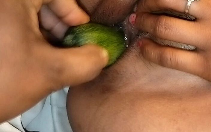 Madhu: Bihari Bhabhi se masturbou com pepino e tirou água de sua...