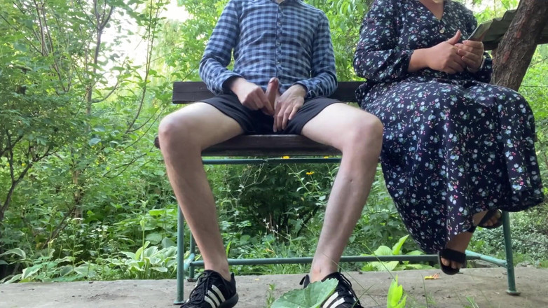 OurFetishLife: Glad MILF rycker av främlingar och tar bilder på gatan