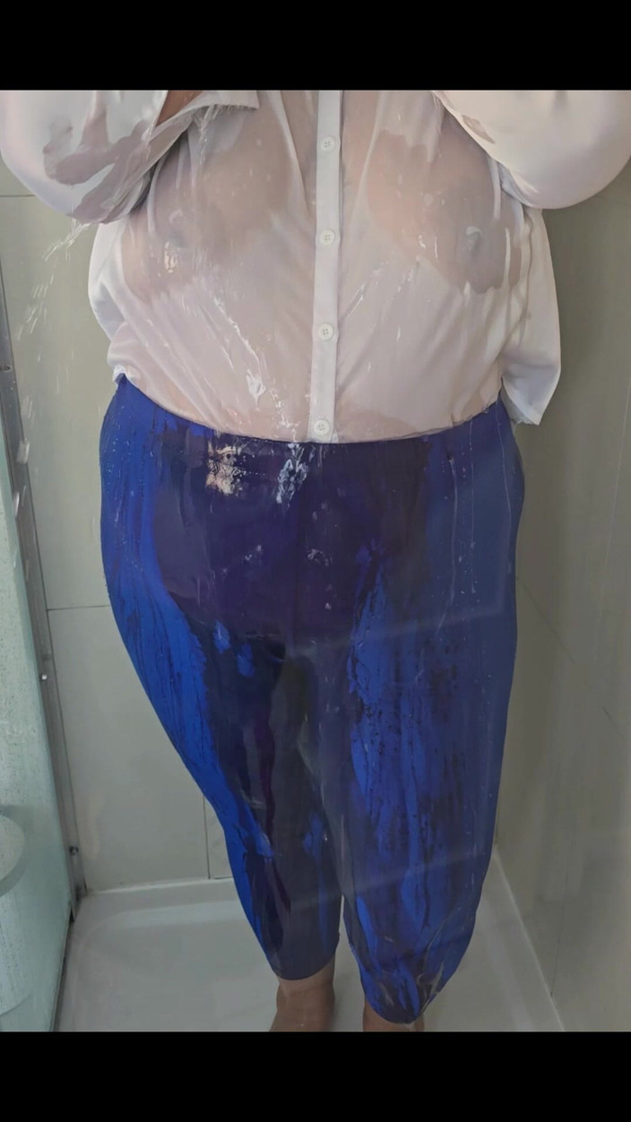 Slutty Ms B: Blouse blanche en satin sous la douche