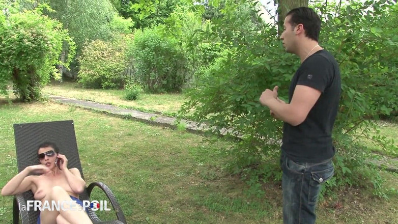 Papy Viewer: Wanita semok rambut pendek ini bantuin sopir taksi menghilangkan stres