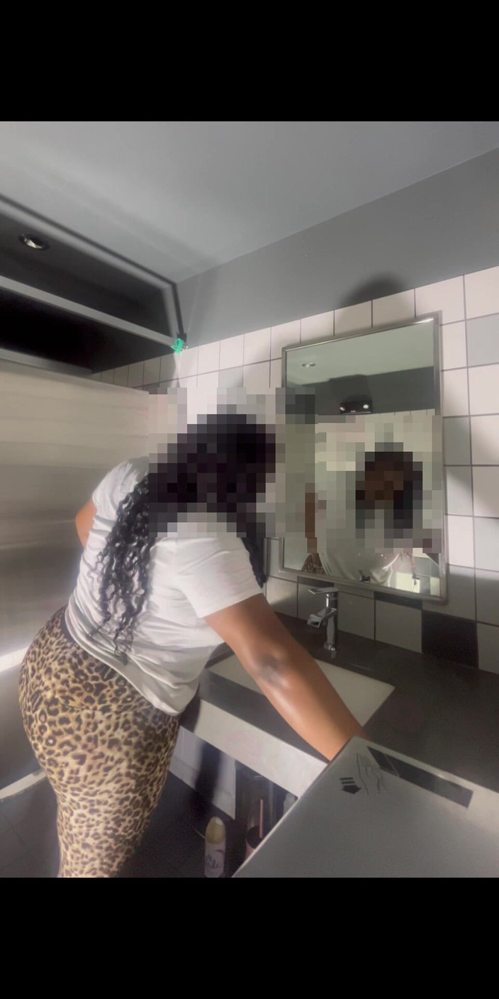 Anye Meshell: もしクリスマスツリーの下で私を見つけたらどうする?