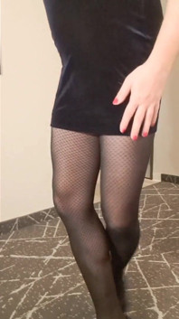 Crossdresser en vestido de terciopelo