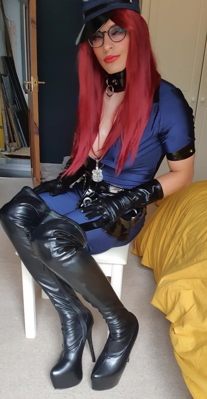 JessicaXD: Un oficial tiene que vestirse adecuadamente ️