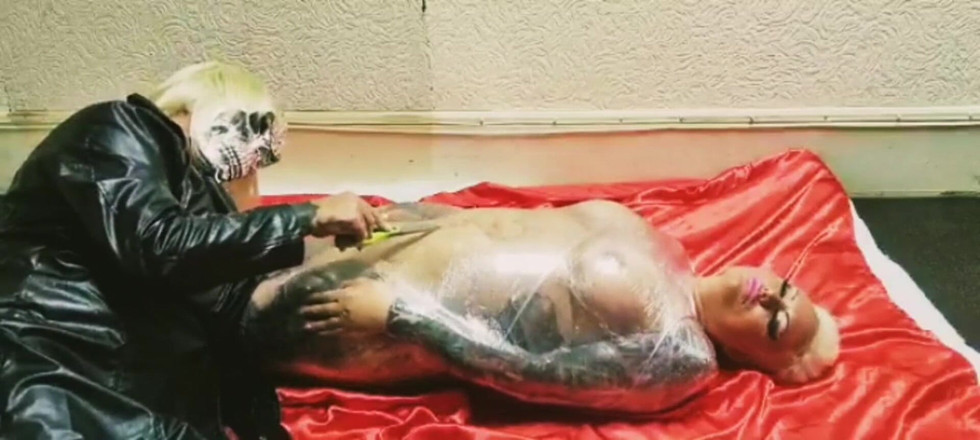 Riouksexy: Chrome skull clingfilm mummification
